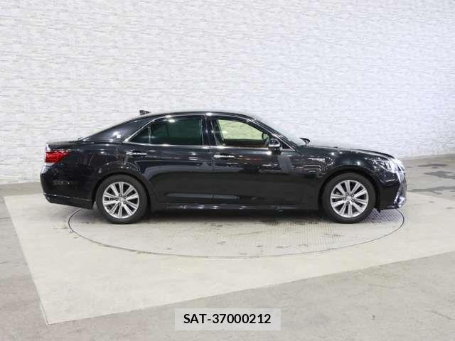 Toyota CROWN SEDAN 2017-02 6073211-12