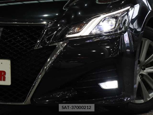 Toyota CROWN SEDAN 2017-02 6073211-14