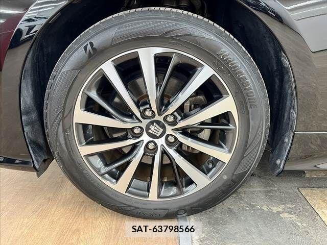 Toyota CROWN SEDAN 2018-08 6213025-28