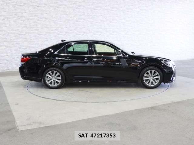 Toyota CROWN SEDAN 2017-06 6243057-12