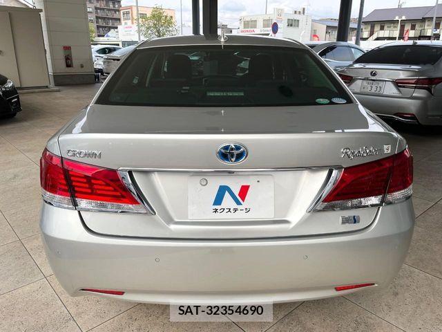 Toyota CROWN SEDAN 2015-11 6303472-15