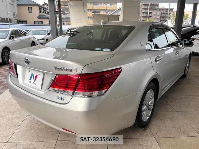 Toyota CROWN SEDAN 2015-11 6303472-17