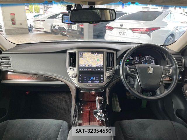 Toyota CROWN SEDAN 2015-11 6303472-1