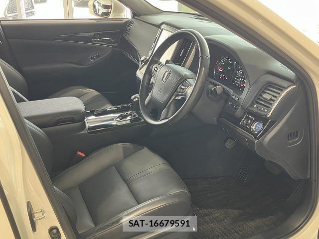 Toyota CROWN SEDAN 2017-02 6611222-27