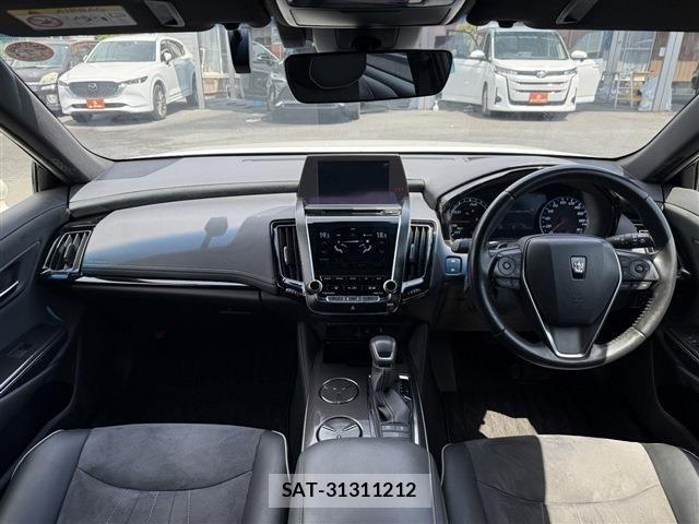 Toyota CROWN SEDAN 2018-06 6790872-16
