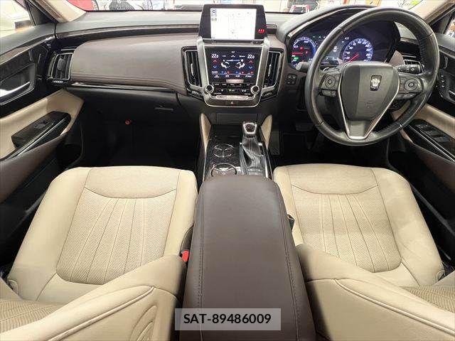 Toyota CROWN SEDAN 2018-11 6814402-2