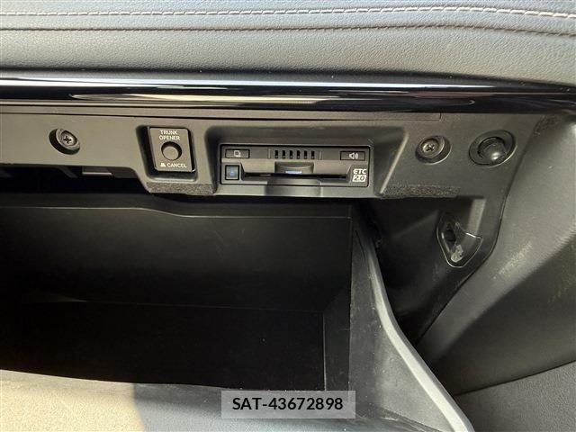 Toyota CROWN SEDAN 2018-09 6903687-18