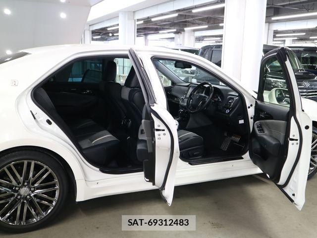Toyota CROWN SEDAN 2017-06 6992768-10