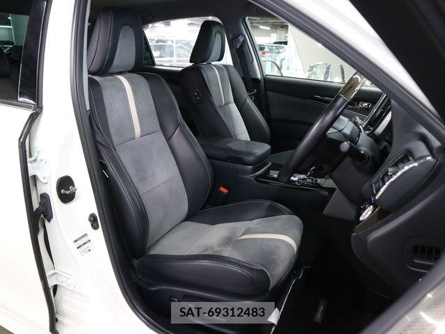 Toyota CROWN SEDAN 2017-06 6992768-11