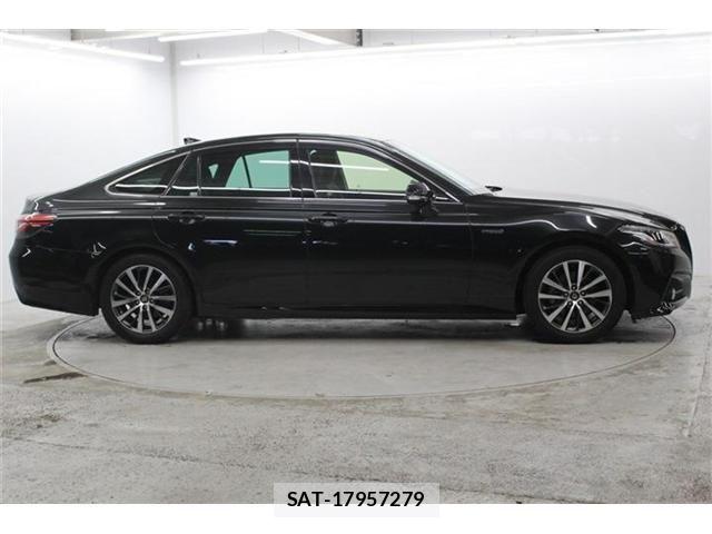Toyota CROWN SEDAN 2018-08 7216659-3