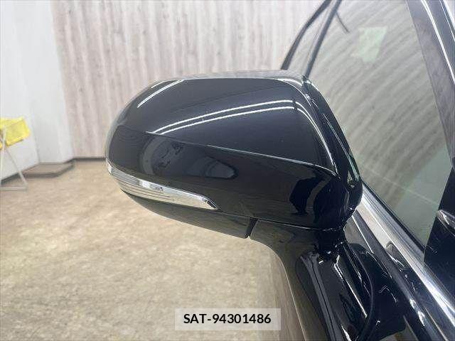 Toyota CROWN SEDAN 2019-04 7216683-25