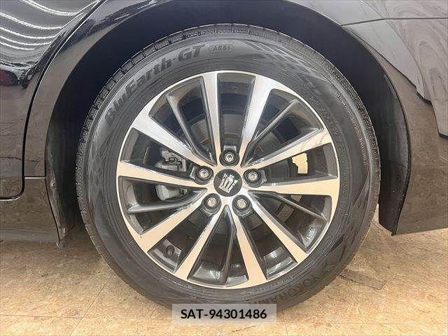Toyota CROWN SEDAN 2019-04 7216683-28