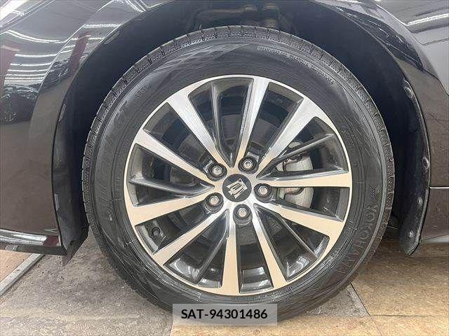 Toyota CROWN SEDAN 2019-04 7216683-29