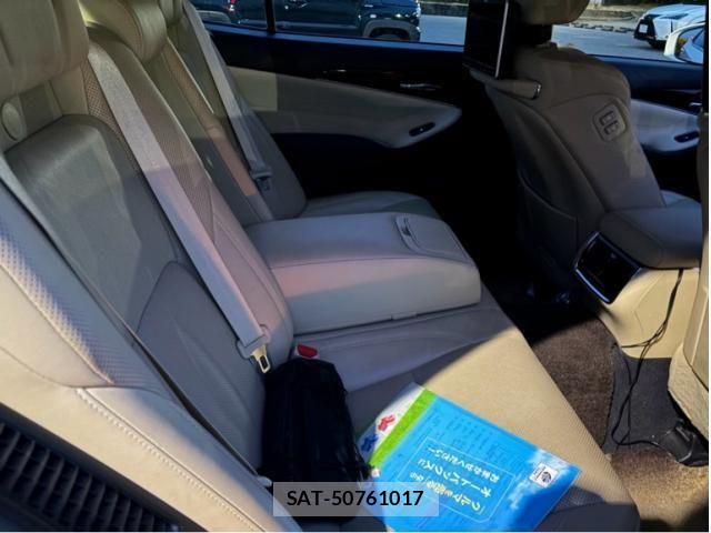 Toyota CROWN SEDAN 2013-06 7216611-12