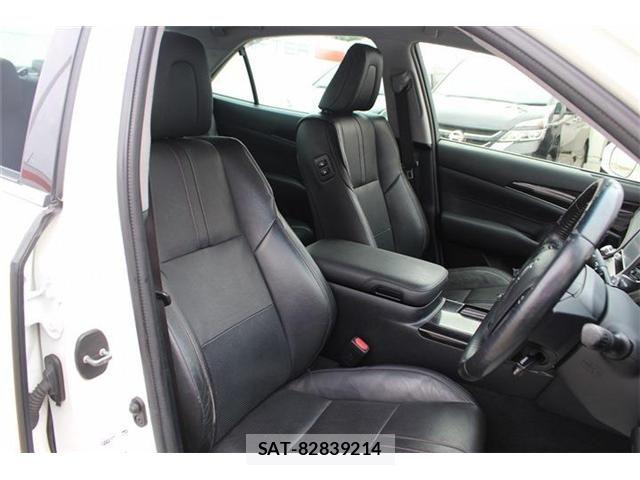 Toyota CROWN SEDAN 2016-08 7326405-25