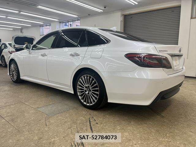Toyota CROWN SEDAN 2021-02 7326401-18
