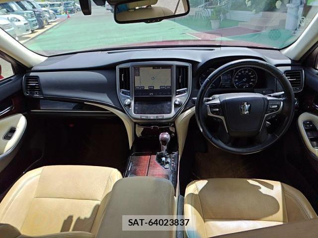Toyota CROWN SEDAN 2017-09 7391728-2