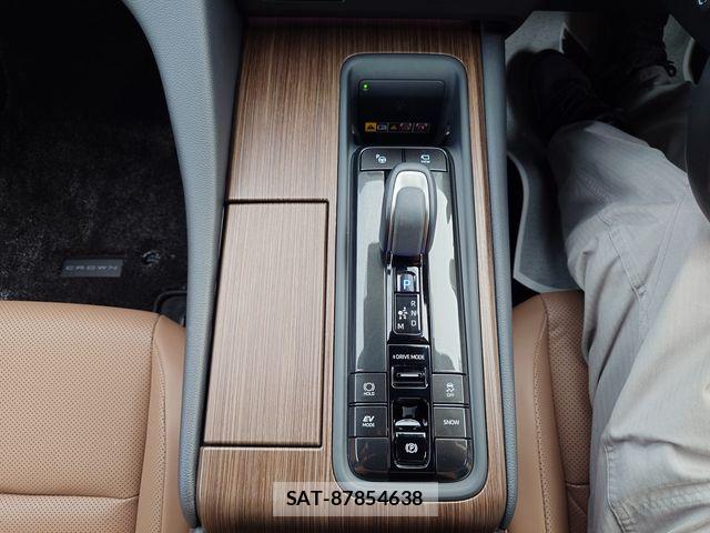 Toyota CROWN SEDAN 2024-02 7453662-18