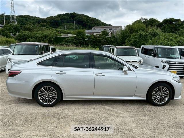 Toyota CROWN SEDAN 2022-05 7561983-14