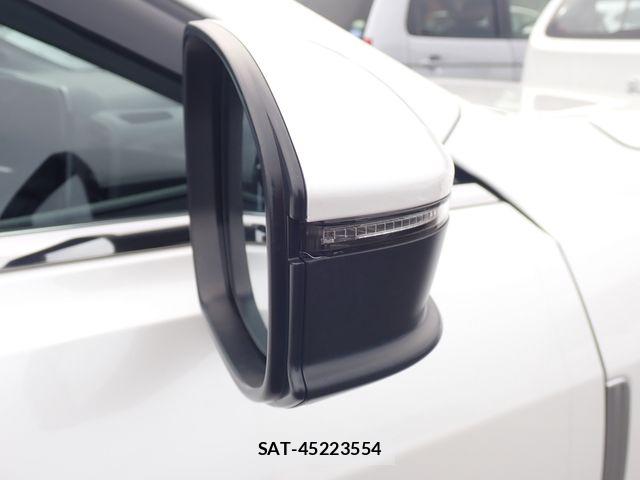 Toyota CROWN SEDAN 2025-03 7615812-13