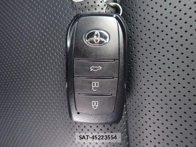 Toyota CROWN SEDAN 2025-03 7615812-15