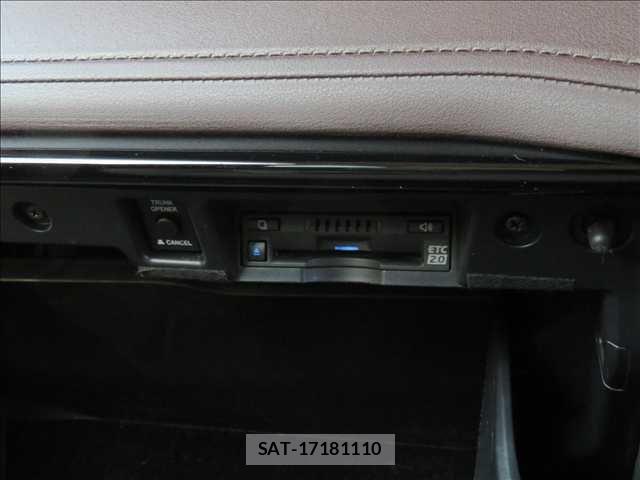 Toyota CROWN SEDAN 2019-07 7615837-6