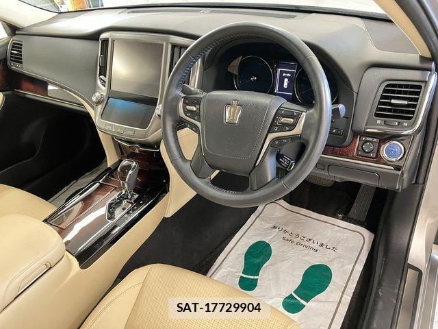 Toyota CROWN SEDAN 2017-10 7615859-17