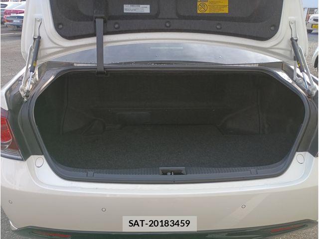 Toyota CROWN SEDAN 2017-11 7615856-15