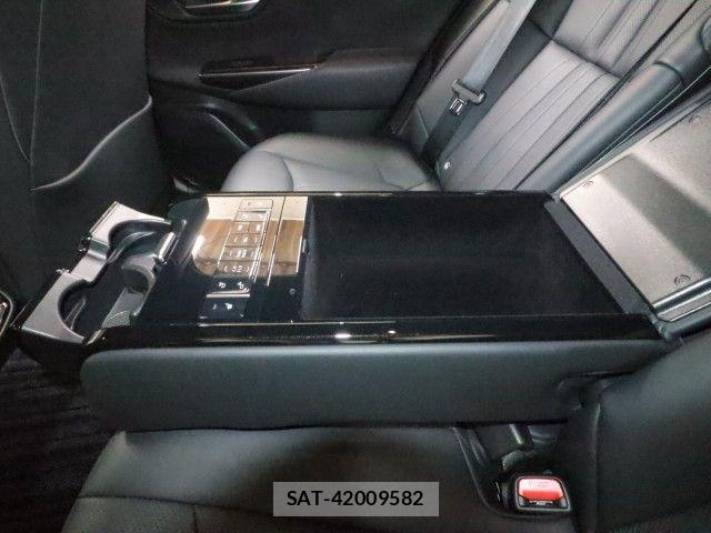 Toyota CROWN SEDAN 2019-09 7615838-10