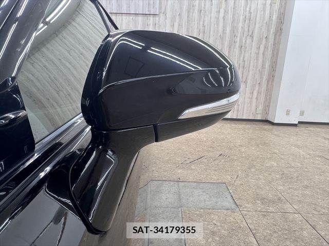 Toyota CROWN SEDAN 2018-07 7722231-24