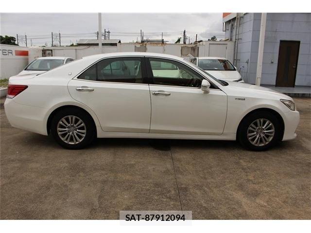 Toyota CROWN SEDAN 2014-02 7902458-13