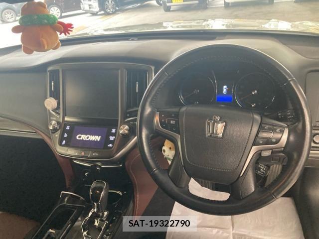Toyota CROWN SEDAN 2014-09 7961045-11