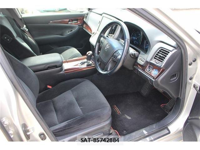 Toyota CROWN SEDAN 2014-10 7961048-24