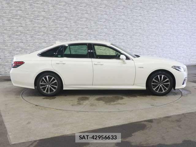 Toyota CROWN SEDAN 2019-03 7978899-12