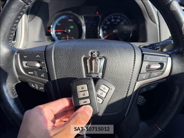 Toyota CROWN SEDAN 2017-04 8035069-17