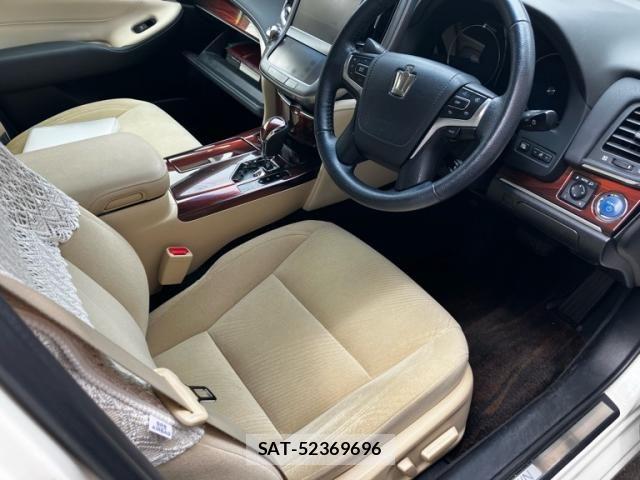 Toyota CROWN SEDAN 2014-07 8073403-11
