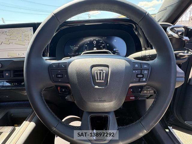Toyota CROWN SEDAN 2025-07 8073374-21