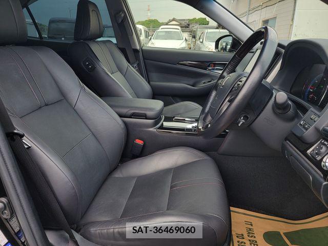 Toyota CROWN SEDAN 2017-11 8098660-13