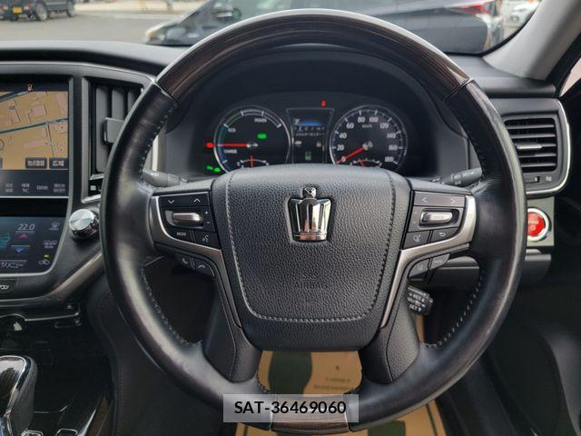 Toyota CROWN SEDAN 2017-11 8098660-14