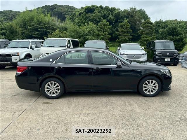 Toyota CROWN SEDAN 2017-06 8158212-14
