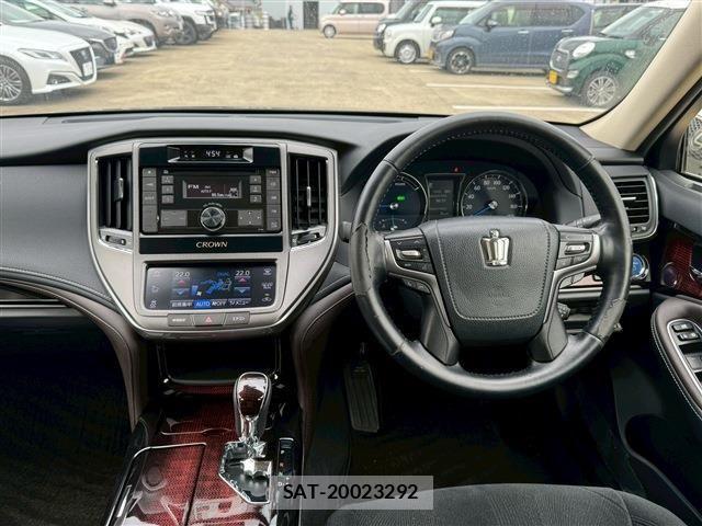 Toyota CROWN SEDAN 2017-06 8158212-20
