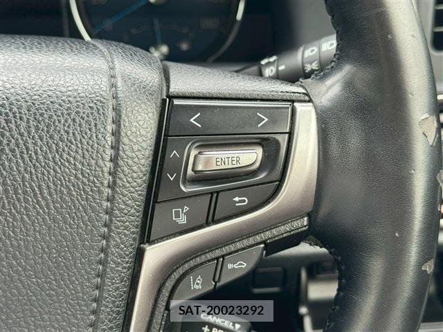 Toyota CROWN SEDAN 2017-06 8158212-26