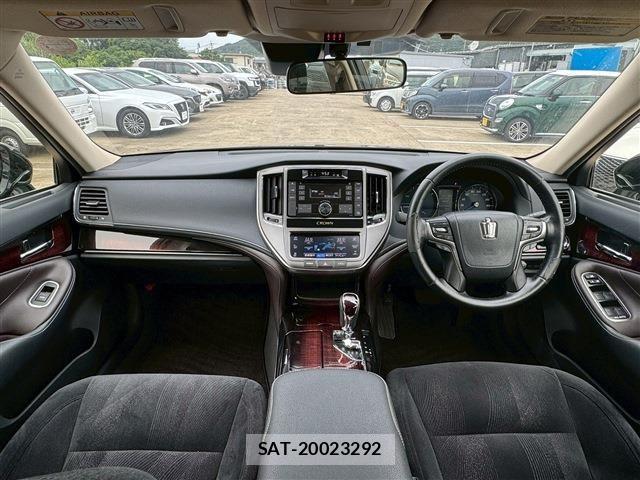 Toyota CROWN SEDAN 2017-06 8158212-2