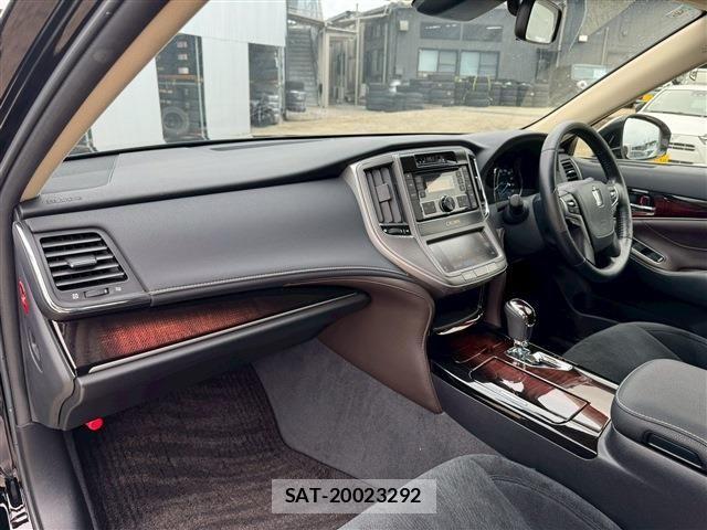 Toyota CROWN SEDAN 2017-06 8158212-3