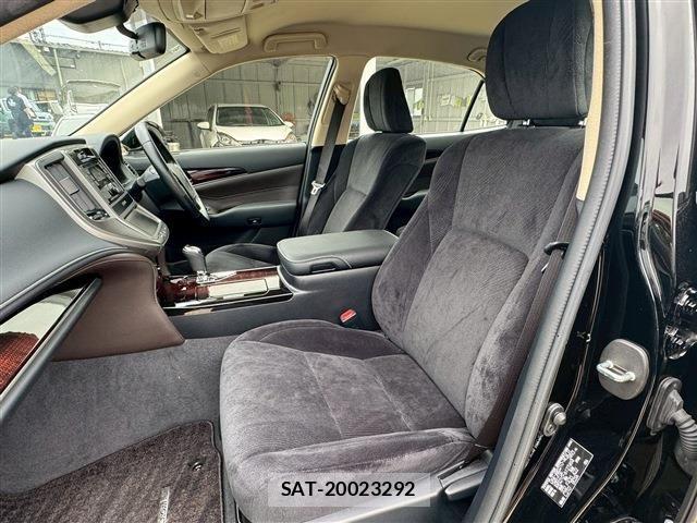 Toyota CROWN SEDAN 2017-06 8158212-4