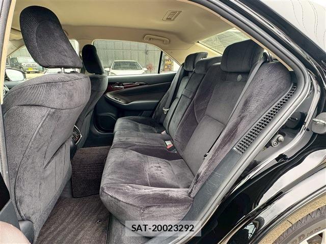 Toyota CROWN SEDAN 2017-06 8158212-5
