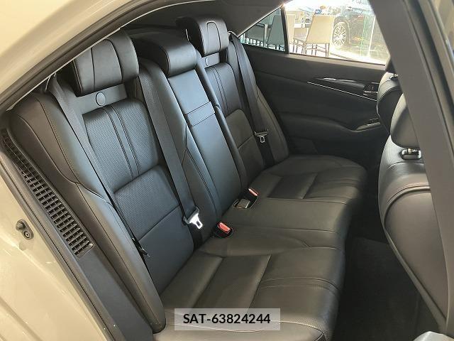 Toyota CROWN SEDAN 2017-12 8207048-8