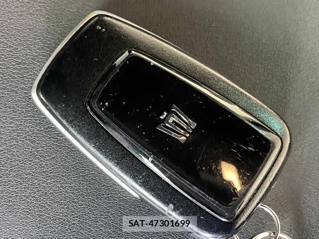 Toyota CROWN SEDAN 2018-09 8207031-23