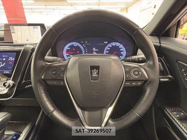 Toyota CROWN SEDAN 2018-08 8207030-10