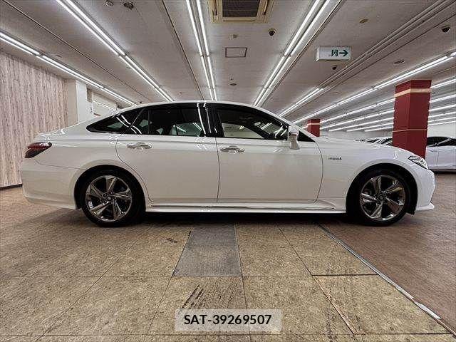 Toyota CROWN SEDAN 2018-08 8207030-16